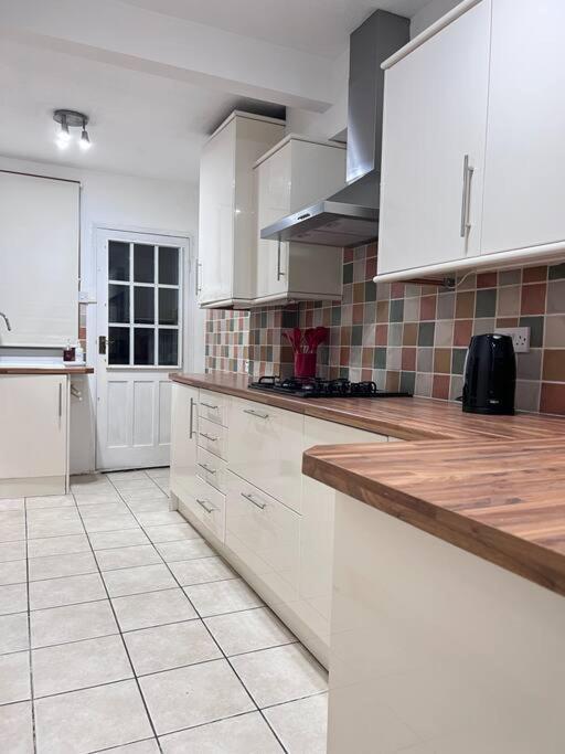 Spacious 3 Bed Flat - Beach Nearby - No Pets Southend-on-Sea Exterior foto