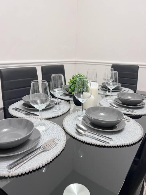 Spacious 3 Bed Flat - Beach Nearby - No Pets Southend-on-Sea Exterior foto